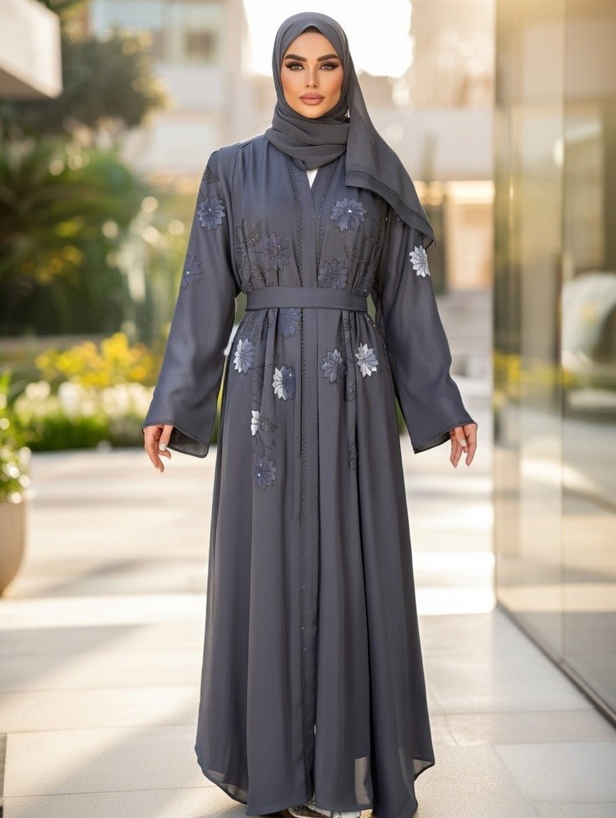 Exquisite Abaya in Grau mit floraler Stickerei - Abaya Couture