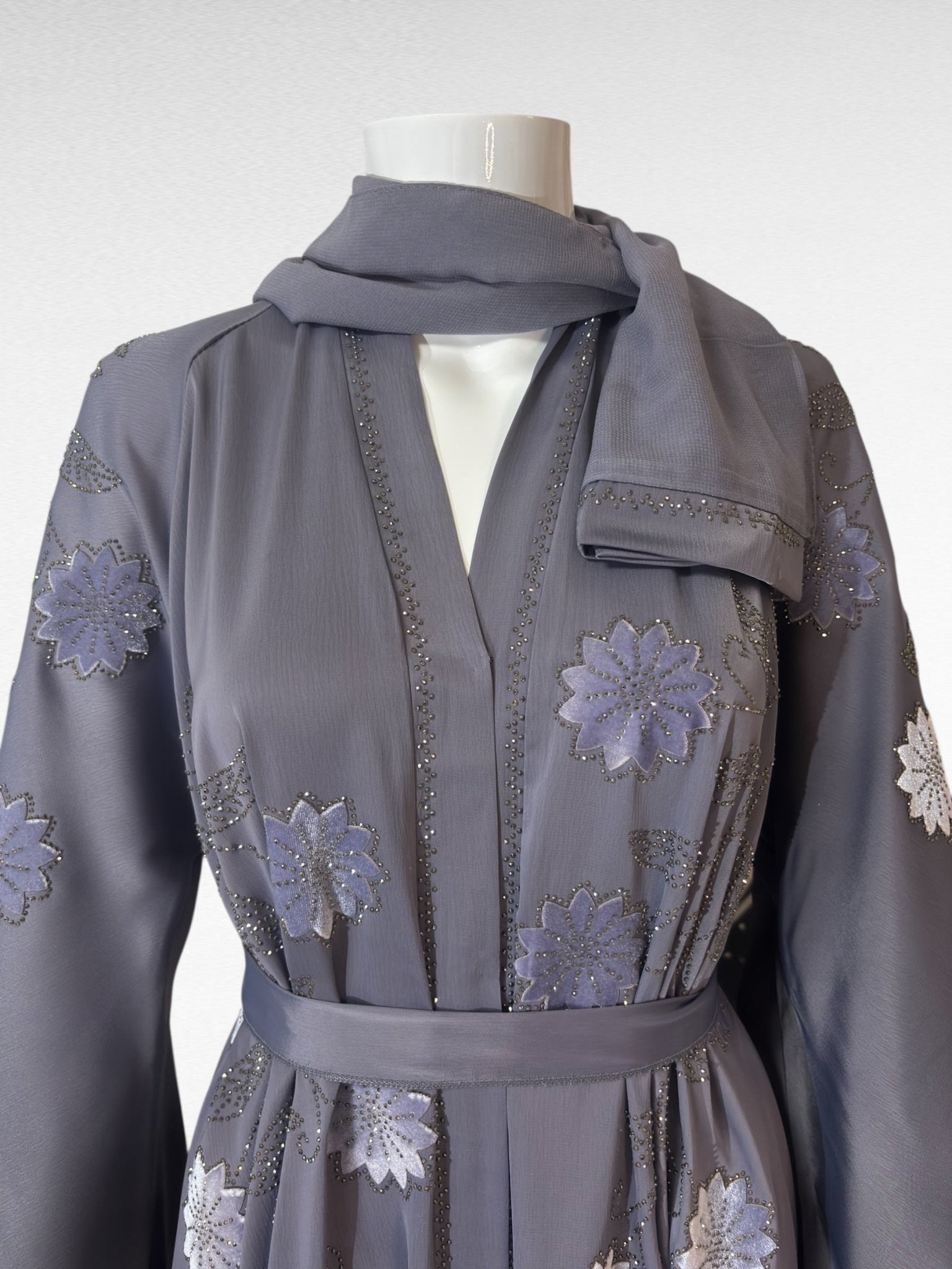 Exquisite Abaya in Grau mit floraler Stickerei - Abaya Couture