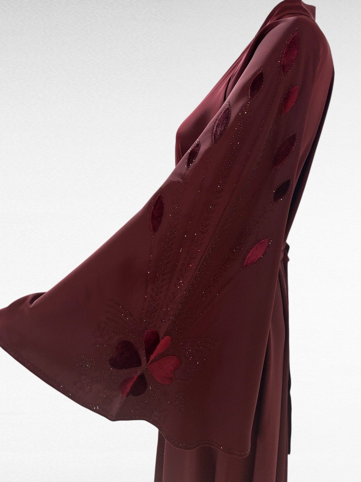 Luxuriöse burgunderrote Abaya mit exquisiten floralen Verzierungen - Abaya Couture