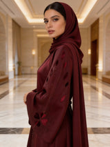 Luxuriöse burgunderrote Abaya mit exquisiten floralen Verzierungen - Abaya Couture