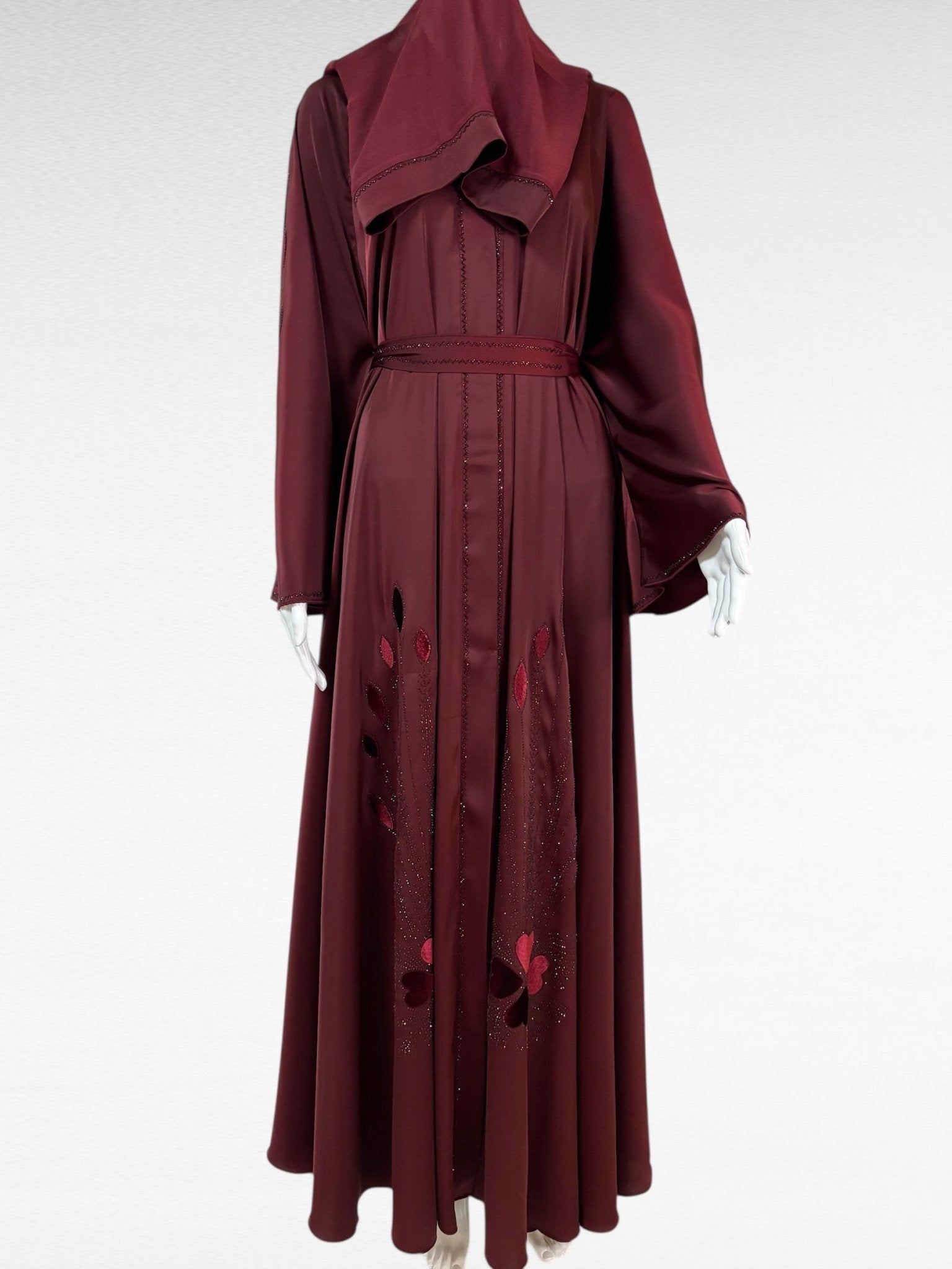 Luxuriöse burgunderrote Abaya mit exquisiten floralen Verzierungen - Abaya Couture