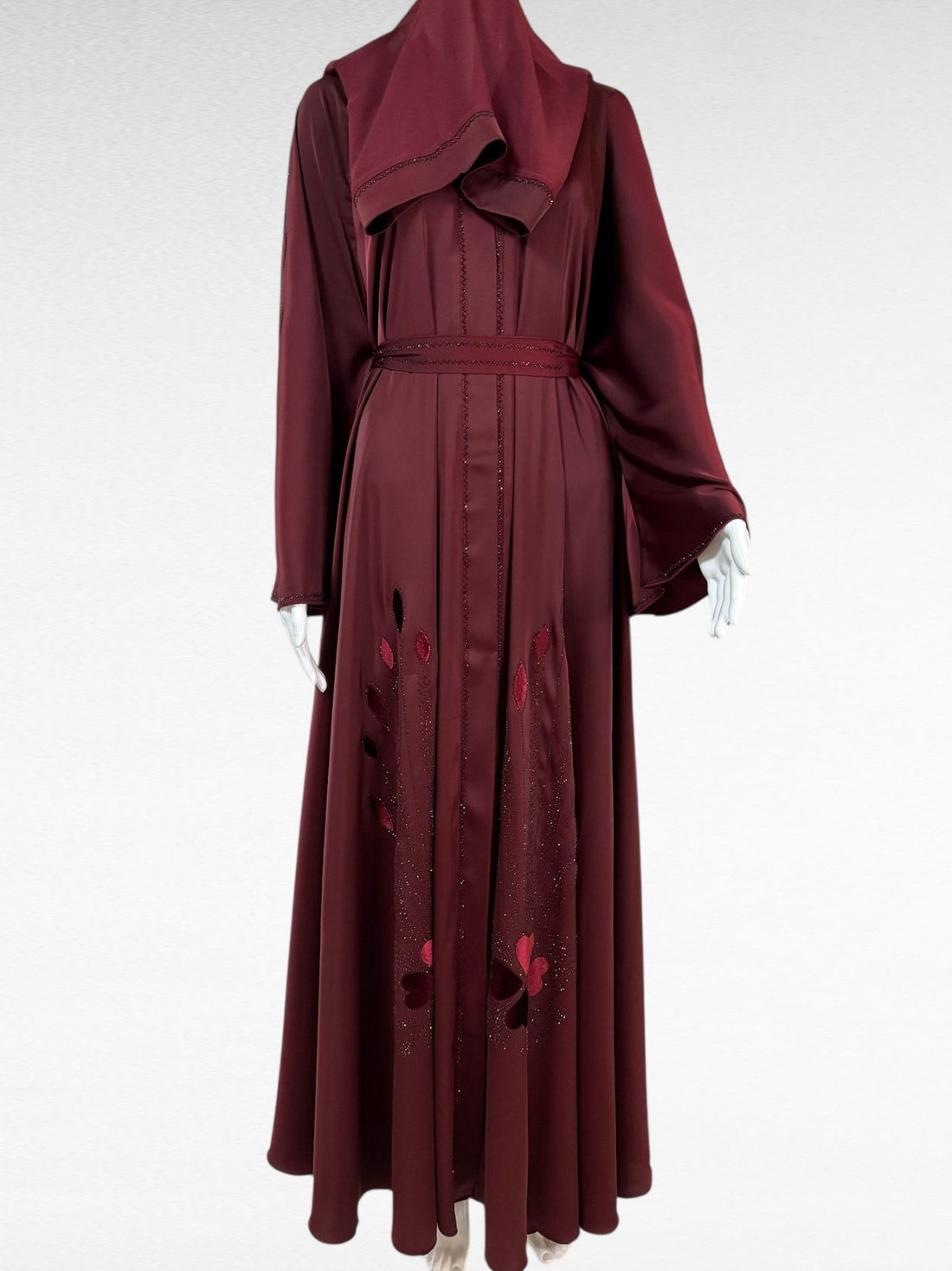 Luxuriöse burgunderrote Abaya mit exquisiten floralen Verzierungen - Abaya Couture