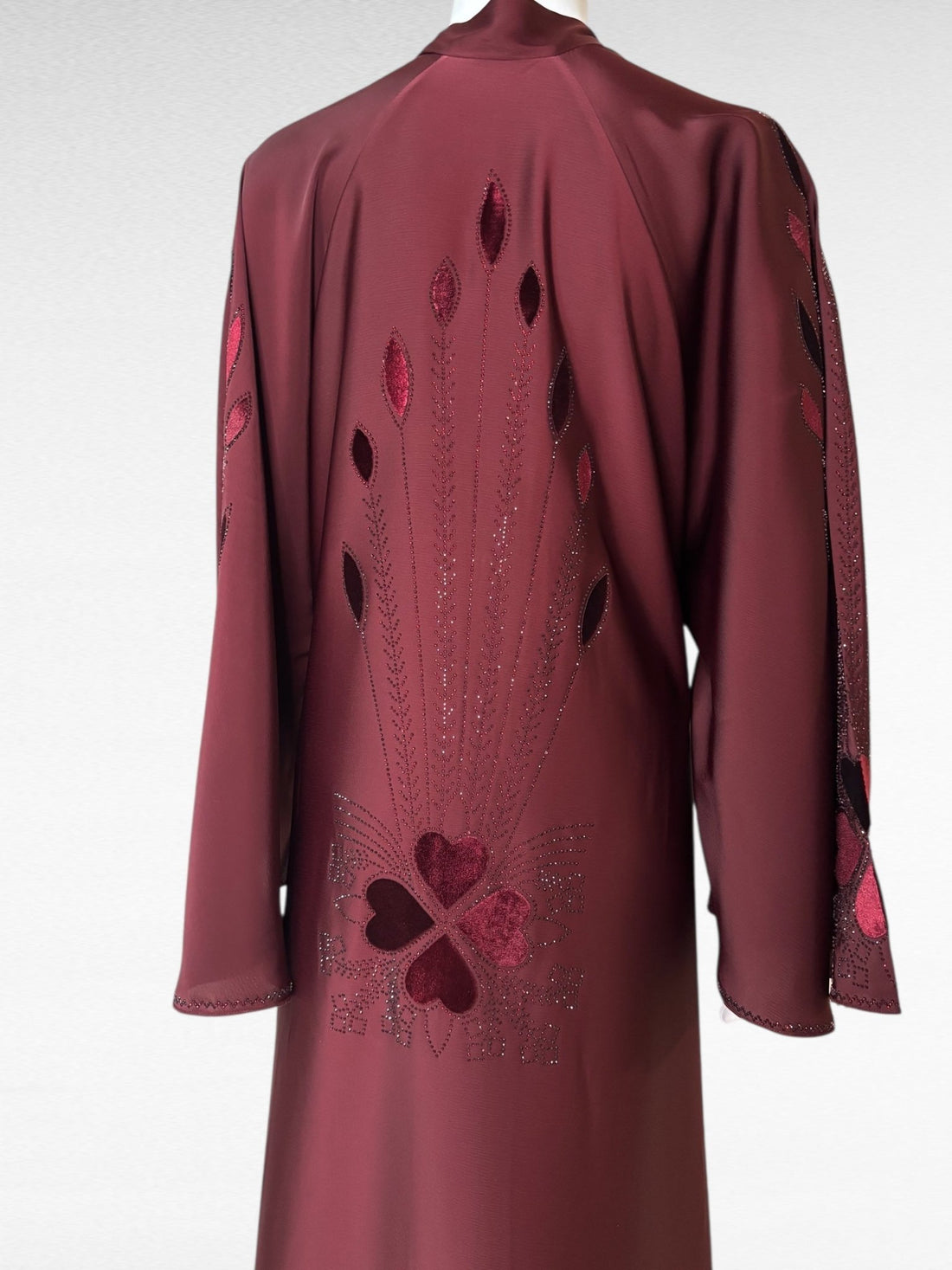 Luxuriöse burgunderrote Abaya mit exquisiten floralen Verzierungen - Abaya Couture