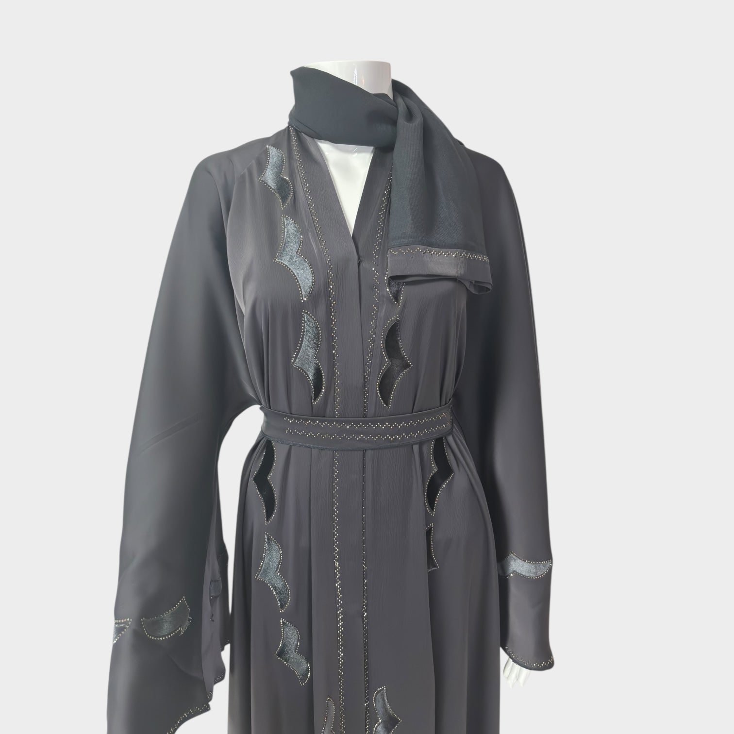Luxus - Anthrazit Abaya mit ornamentalen Cut - Out - Details - Abaya Couture