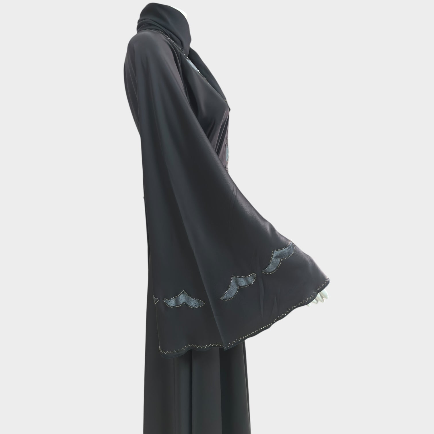 Luxus - Anthrazit Abaya mit ornamentalen Cut - Out - Details - Abaya Couture