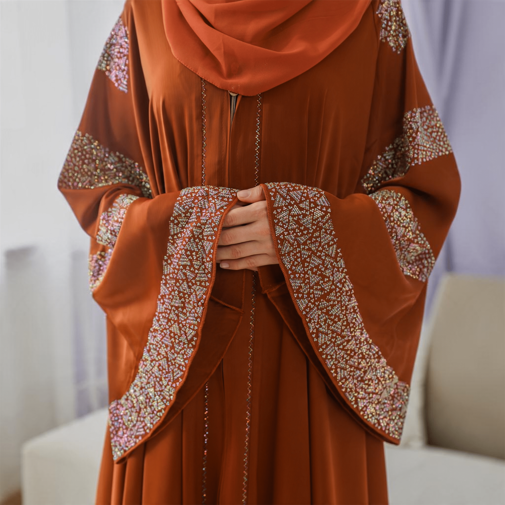 Luxus-Karamell Abaya mit gestreiften Perlenärmeln - Abaya Couture
