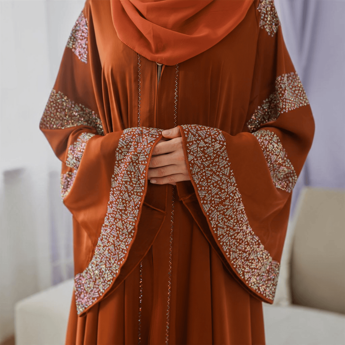 Luxus-Karamell Abaya mit gestreiften Perlenärmeln - Abaya Couture