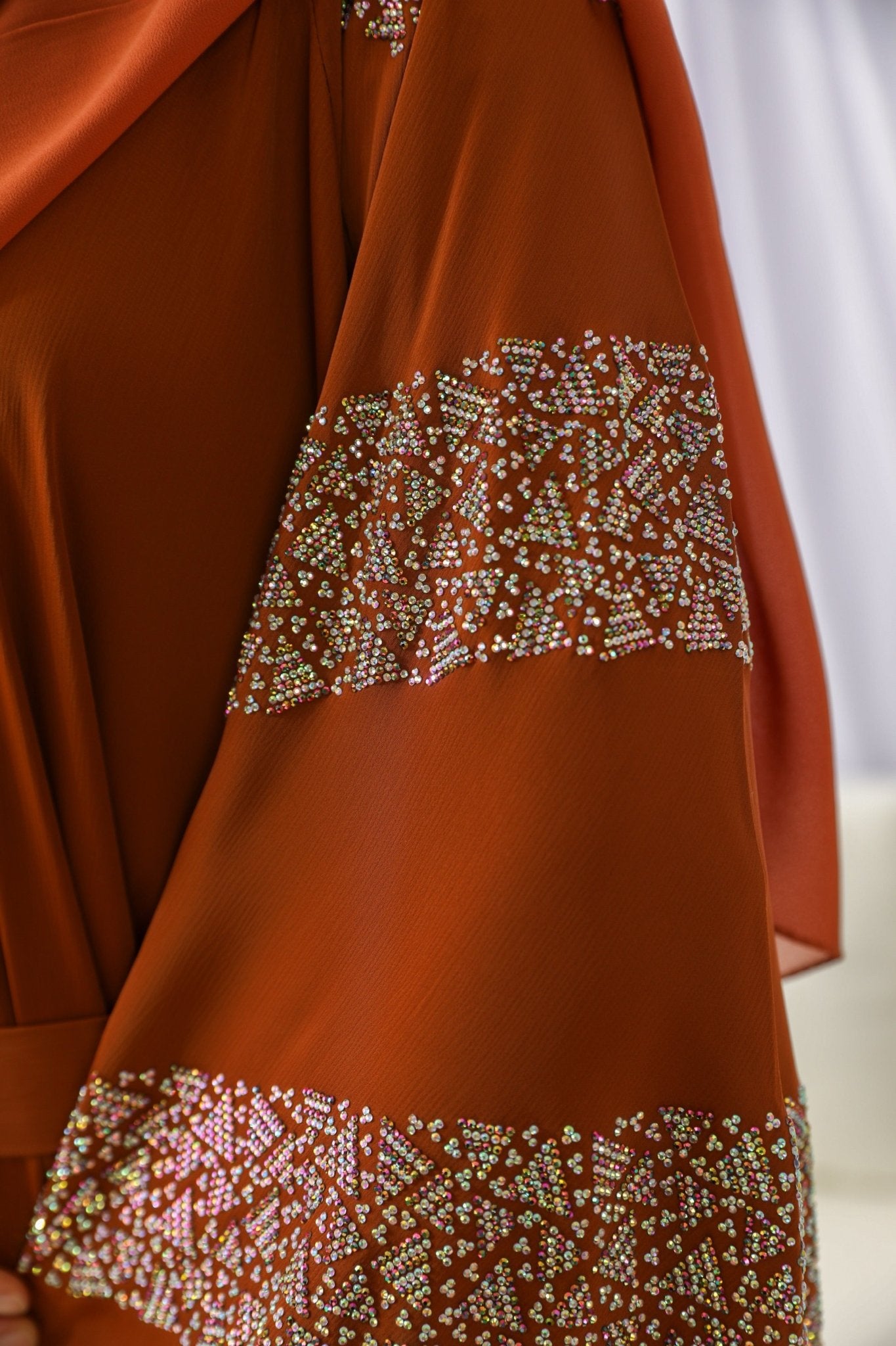 Luxus-Karamell Abaya mit gestreiften Perlenärmeln - Abaya Couture