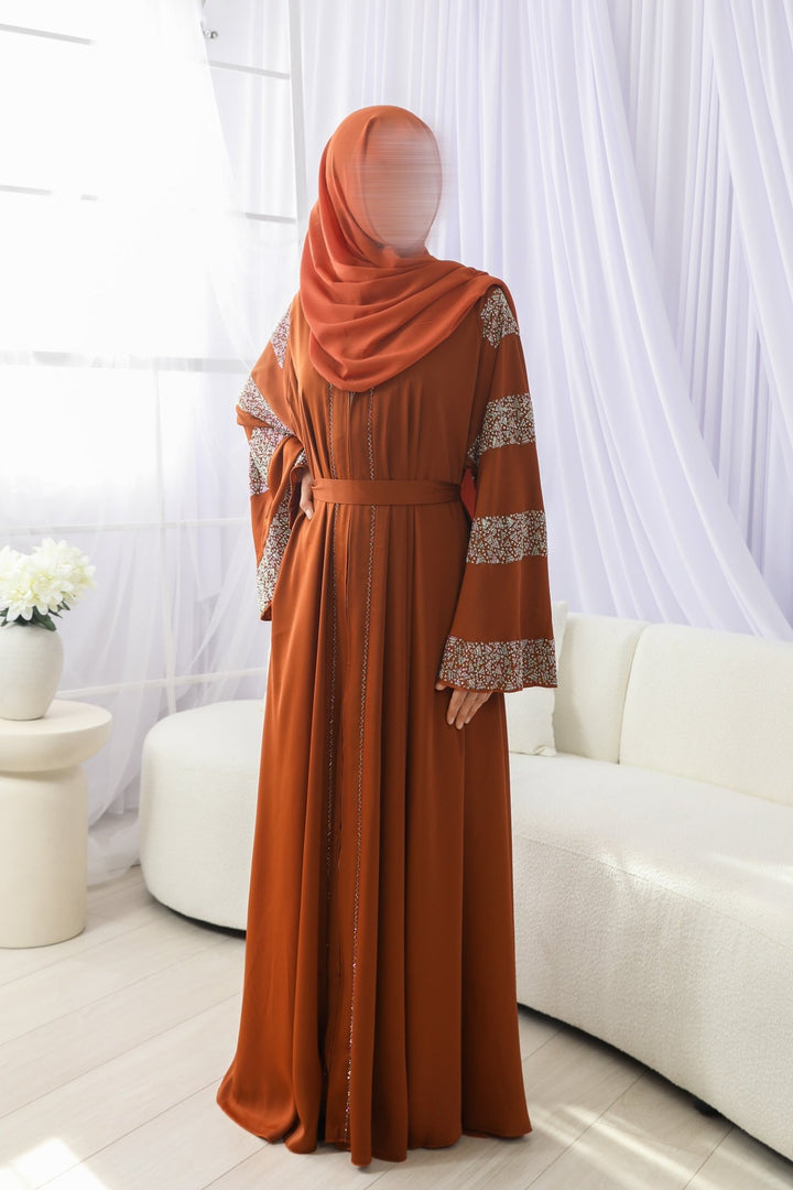Luxus-Karamell Abaya mit gestreiften Perlenärmeln - Abaya Couture