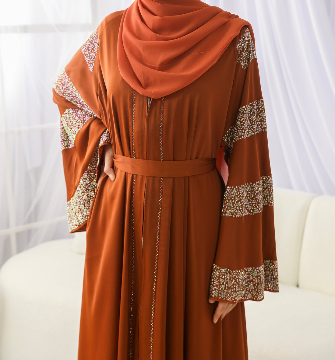 Luxus-Karamell Abaya mit gestreiften Perlenärmeln - Abaya Couture