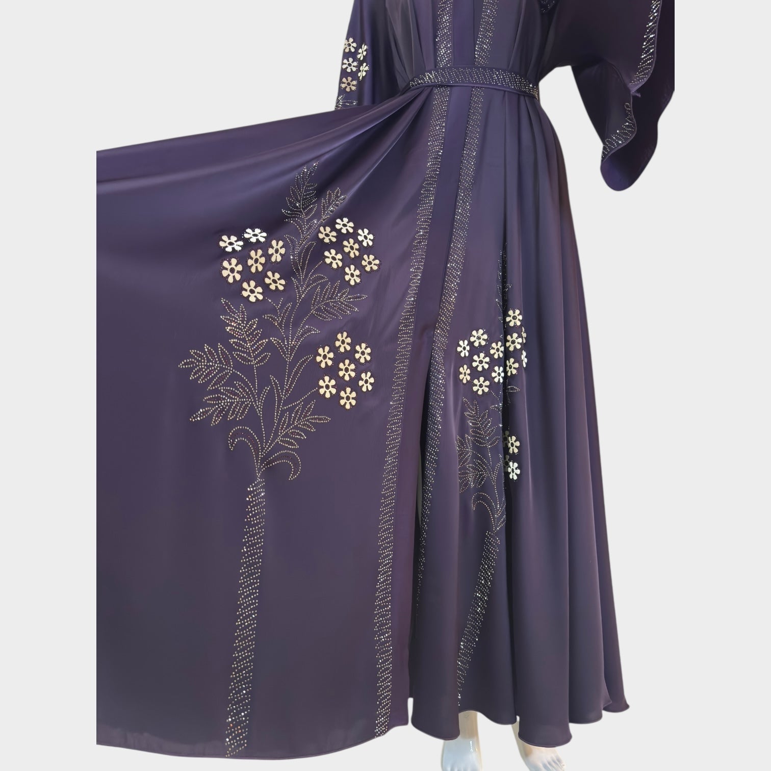 Luxus - Violett Abaya mit goldenen Blumenapplikationen - Abaya Couture