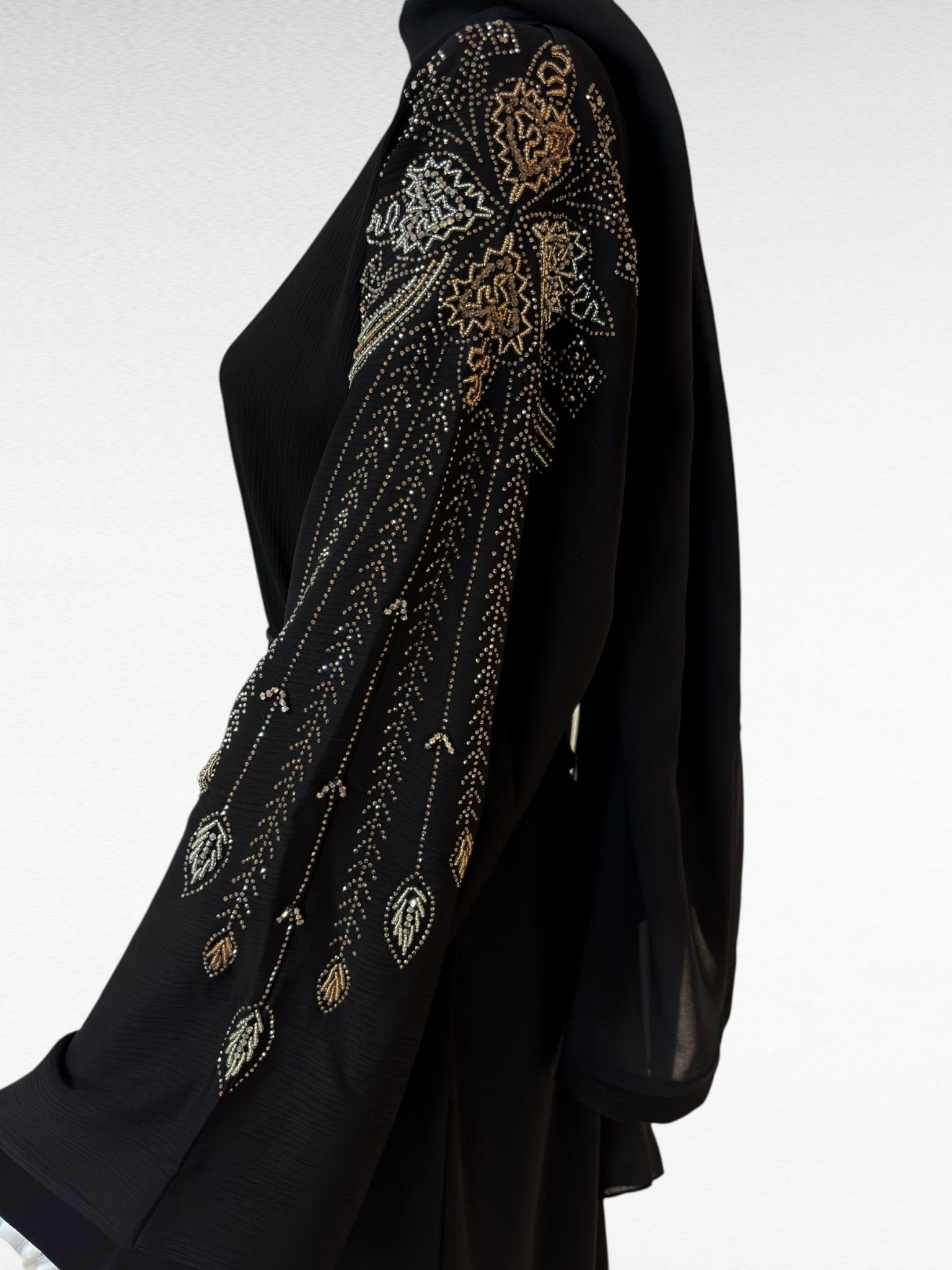 Opulente schwarze Abaya mit kunstvoller Goldstickerei - Abaya Couture
