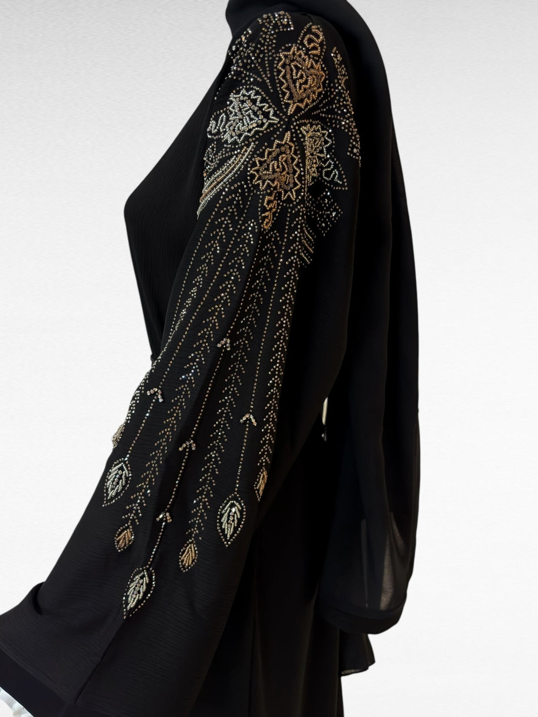 Opulente schwarze Abaya mit kunstvoller Goldstickerei - Abaya Couture