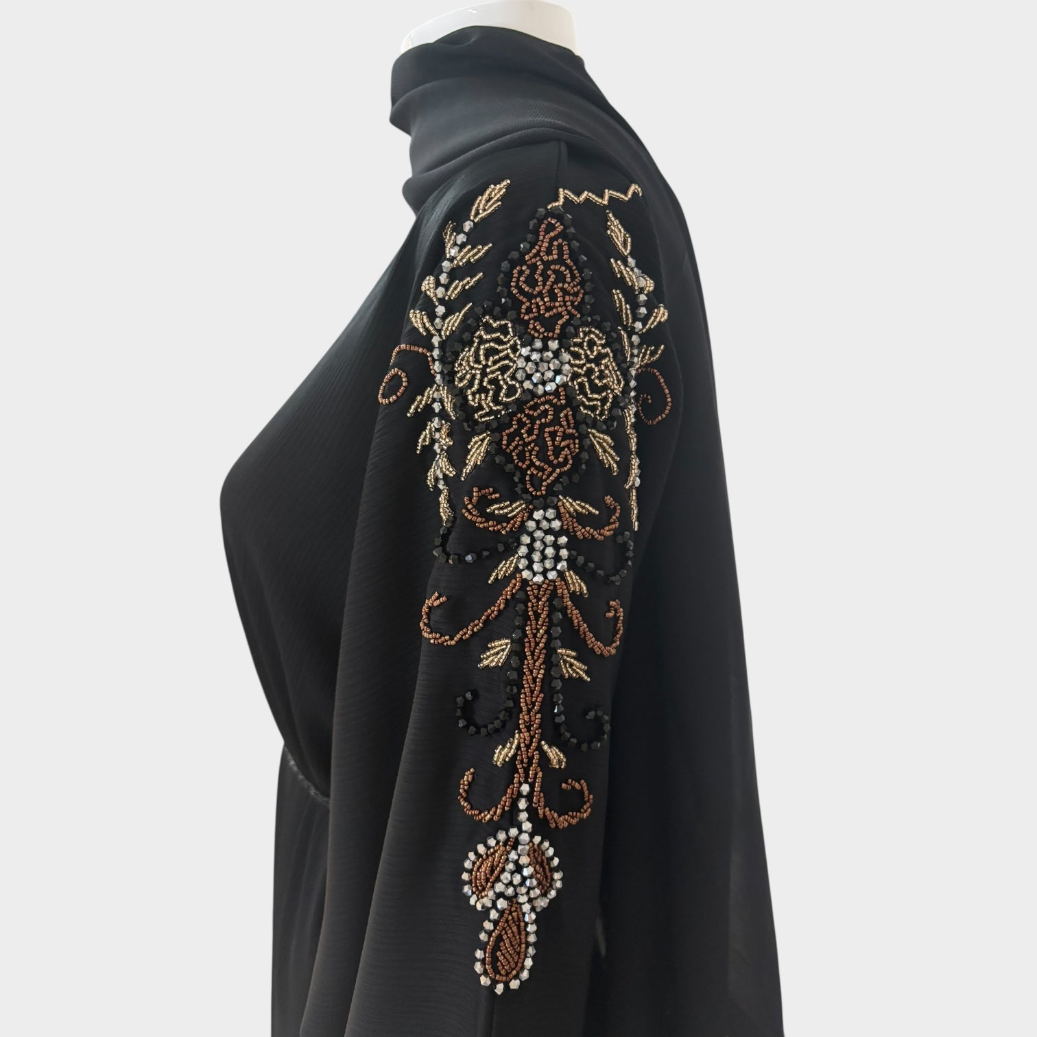 Schwarze Abaya mit aufwändiger Perlen - und Metallstickerei - Abaya Couture