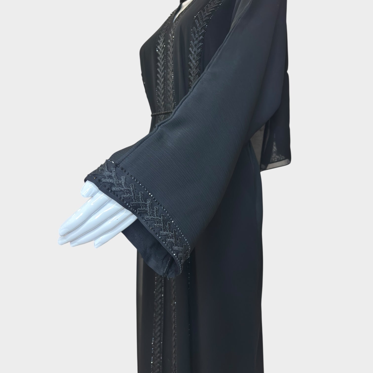 Schwarze Abaya mit feiner Ziernaht und Taillengürtel - Abaya Couture
