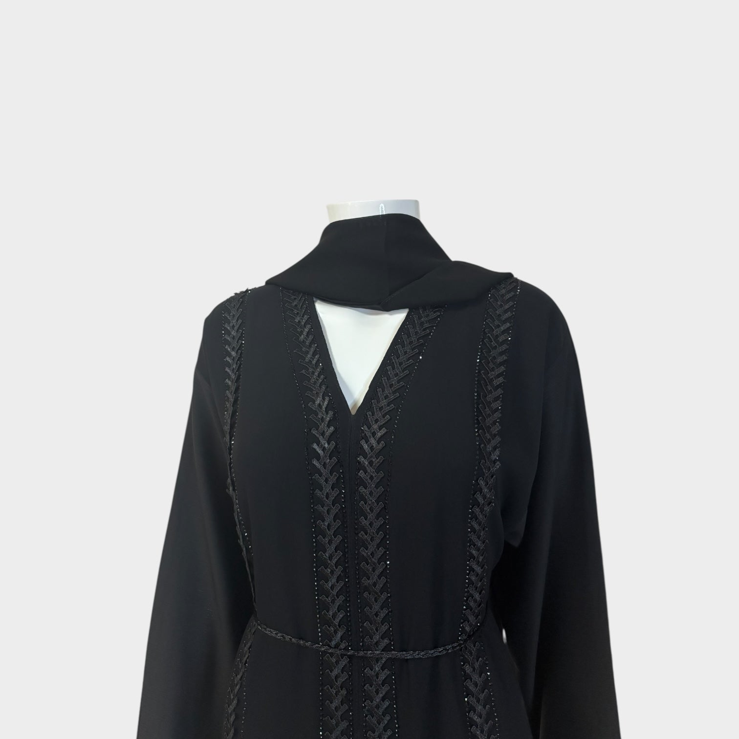 Schwarze Abaya mit feiner Ziernaht und Taillengürtel - Abaya Couture