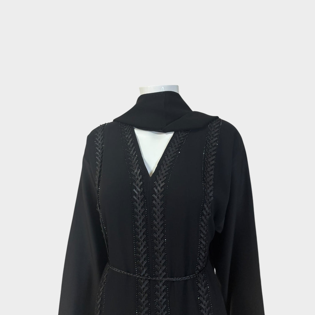 Schwarze Abaya mit feiner Ziernaht und Taillengürtel - Abaya Couture