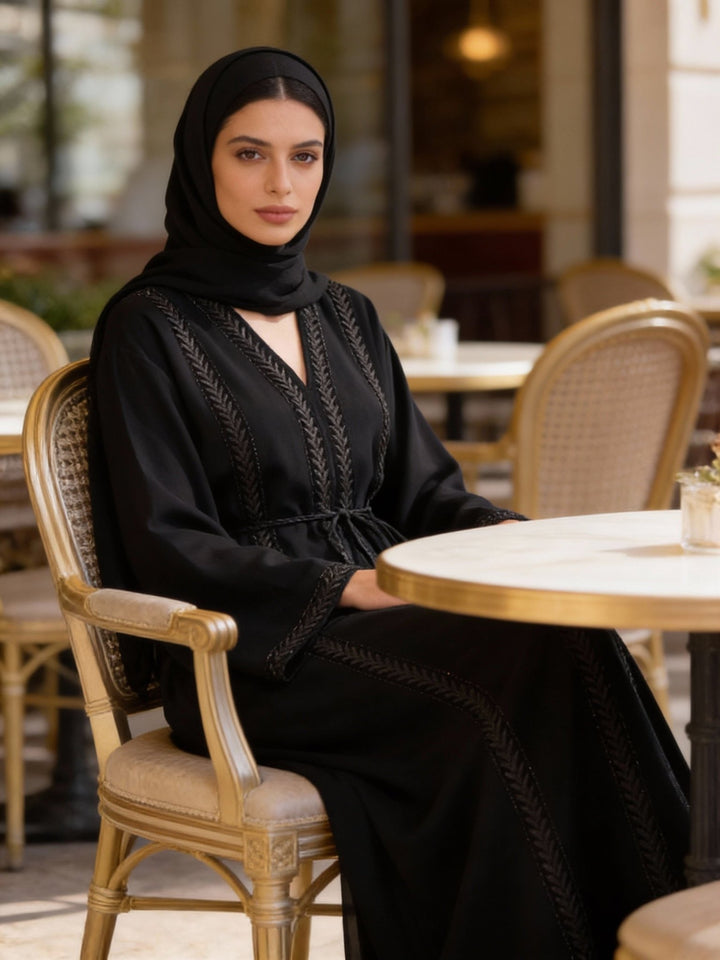 Schwarze Abaya mit feiner Ziernaht und Taillengürtel - Abaya Couture
