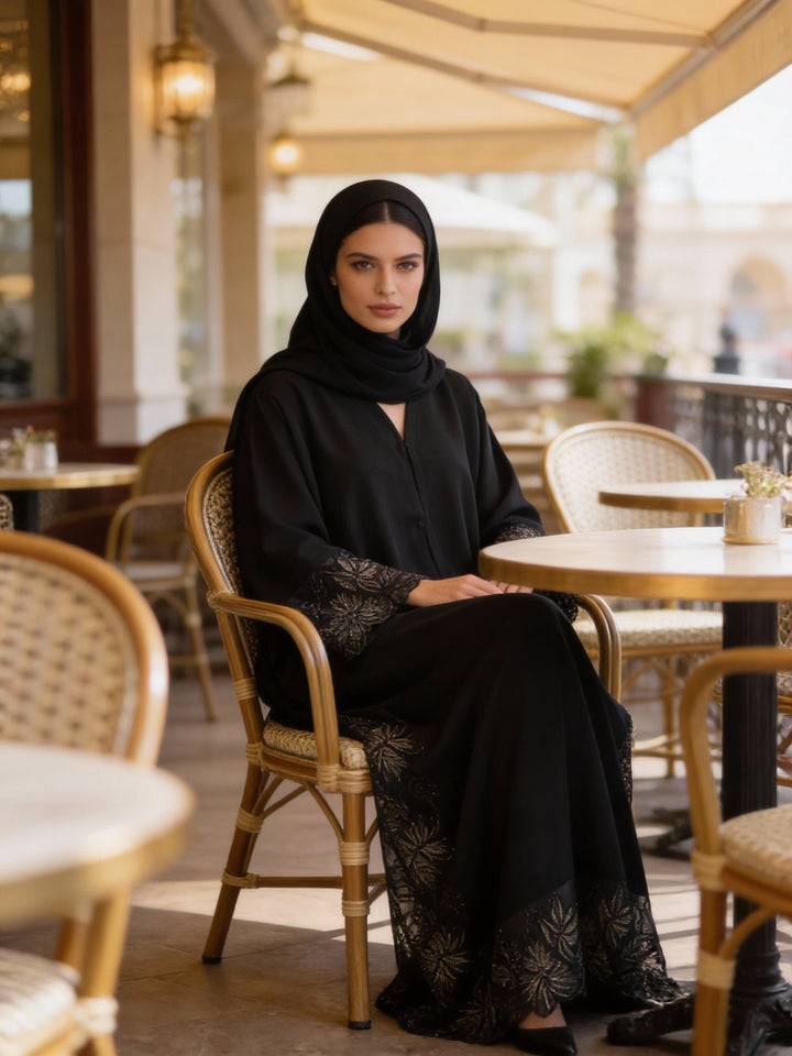 Schwarze Abaya mit floraler Spitzenapplikation - Abaya Couture