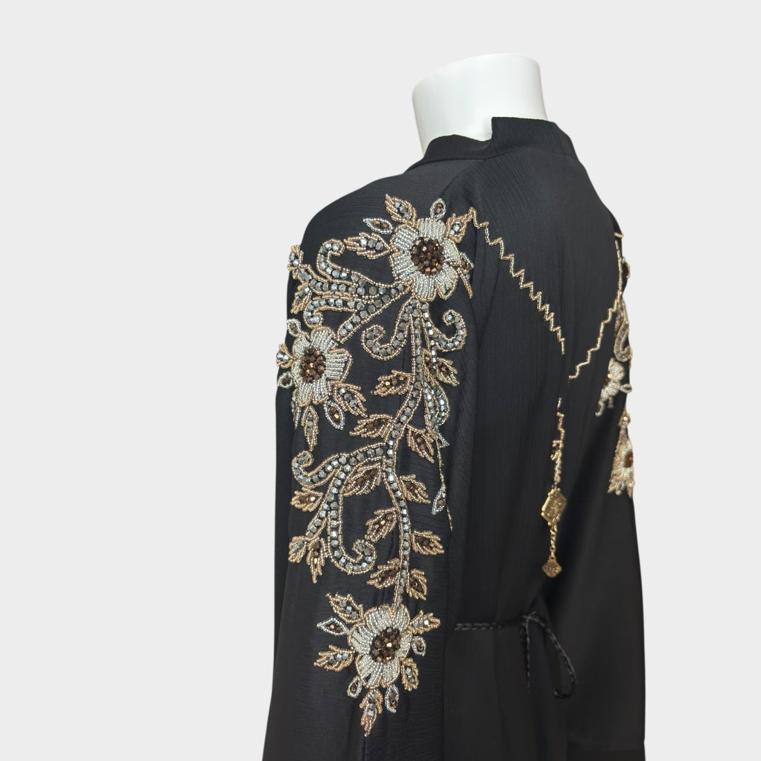 Schwarze Abaya mit goldener Blumenstickerei - Abaya Couture
