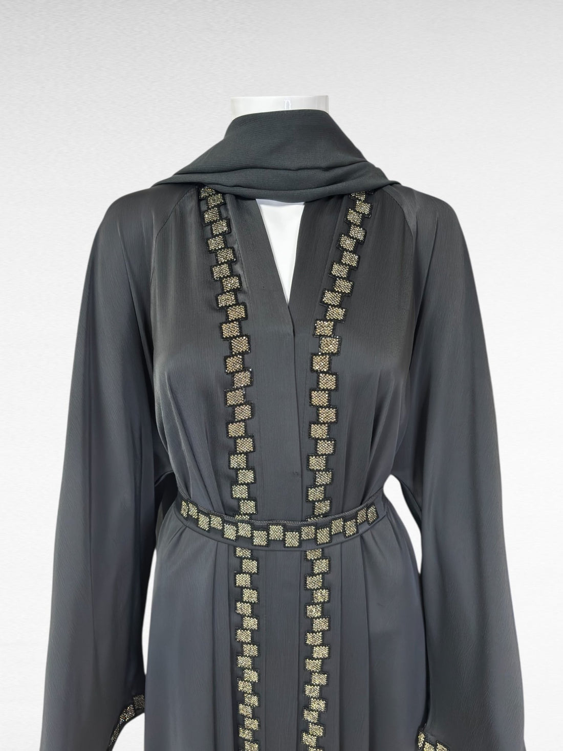 Stilvolle Abaya in Anthrazit mit eleganter Borte - Abaya Couture