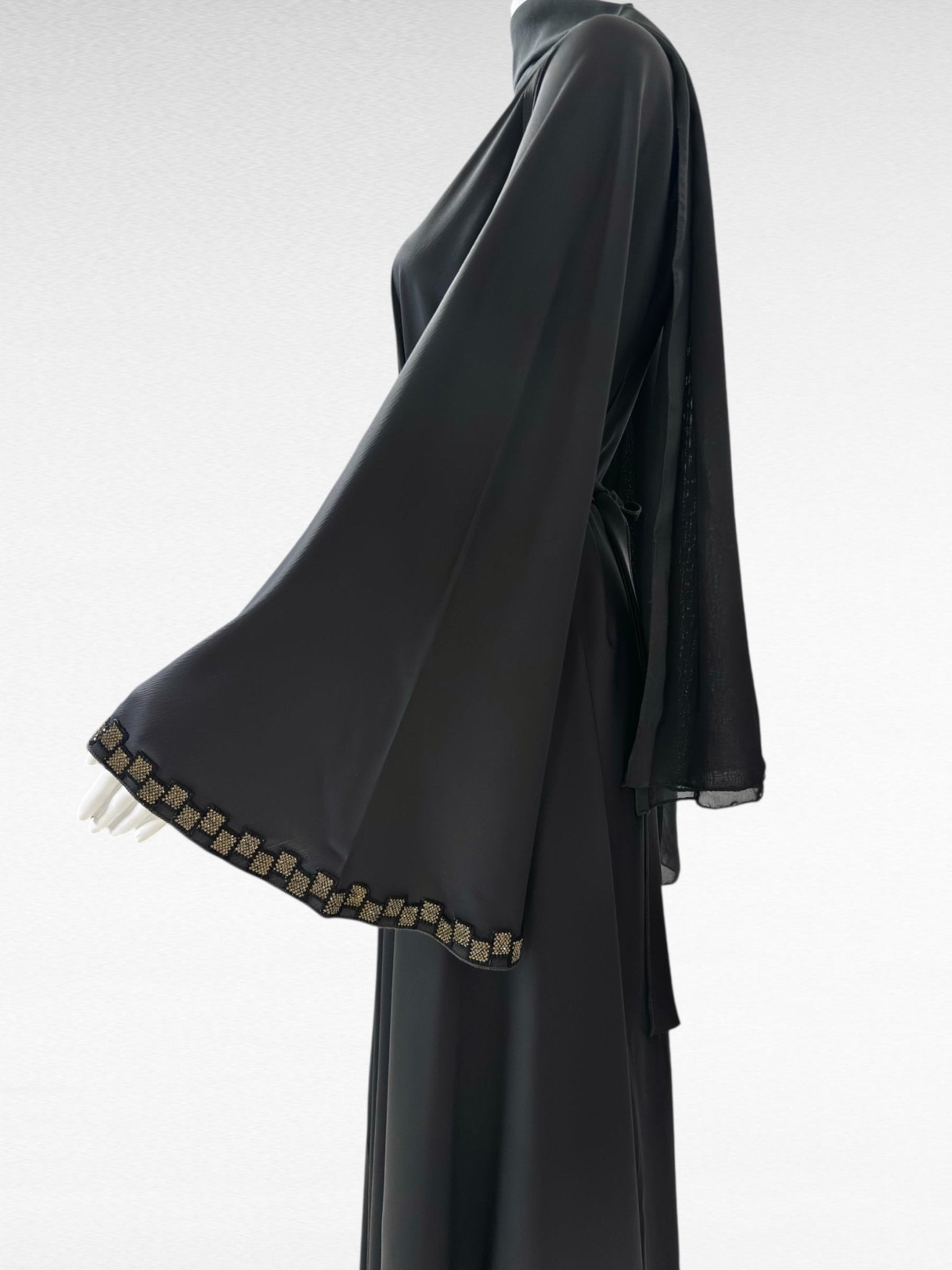 Stilvolle Abaya in Anthrazit mit eleganter Borte - Abaya Couture