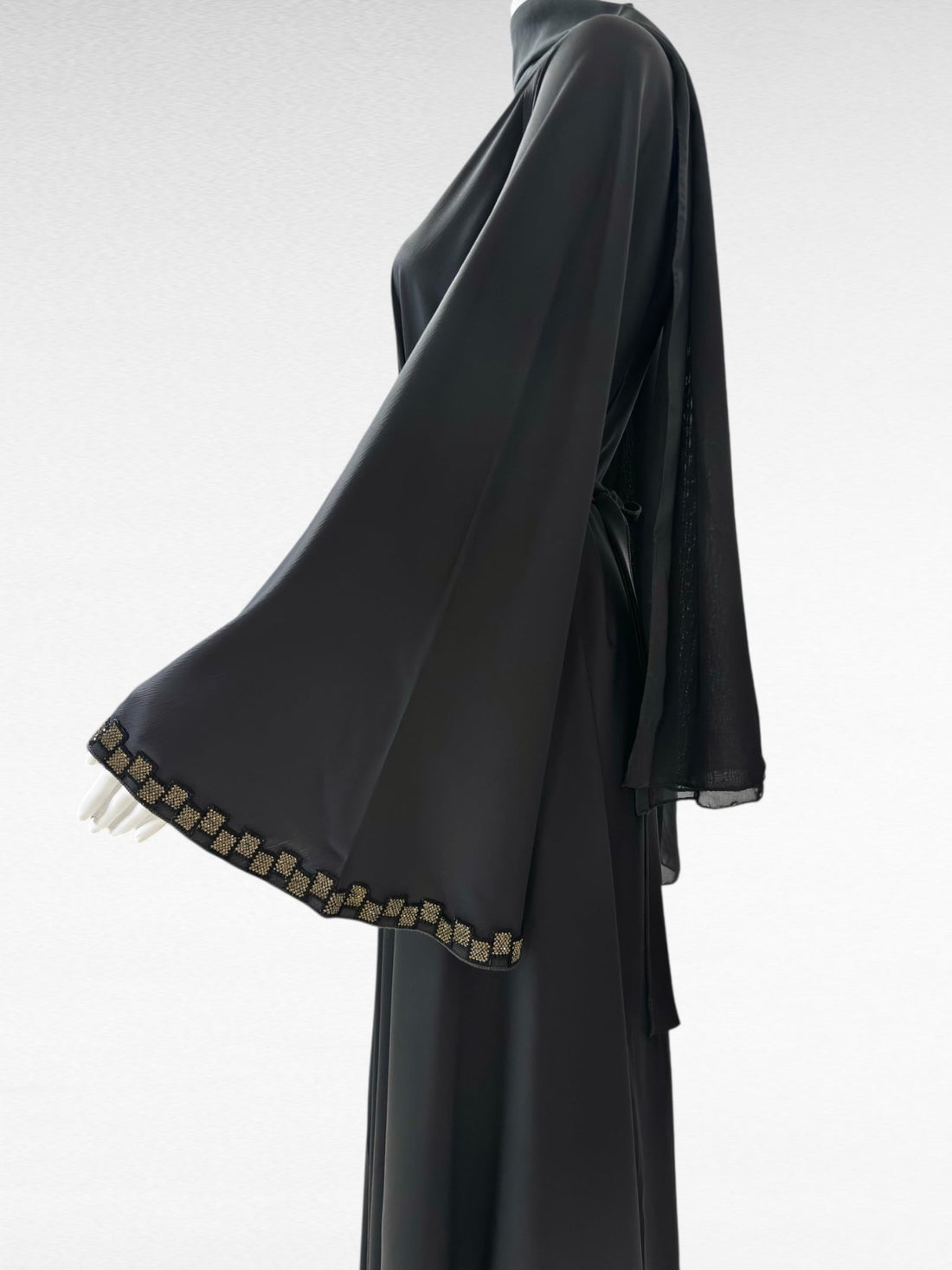 Stilvolle Abaya in Anthrazit mit eleganter Borte - Abaya Couture