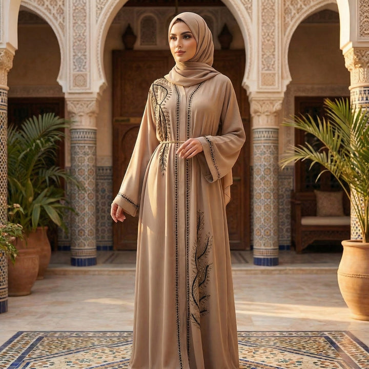 Stilvolle Abaya in Sandbeige mit kunstvoller Stickerei - Abaya Couture