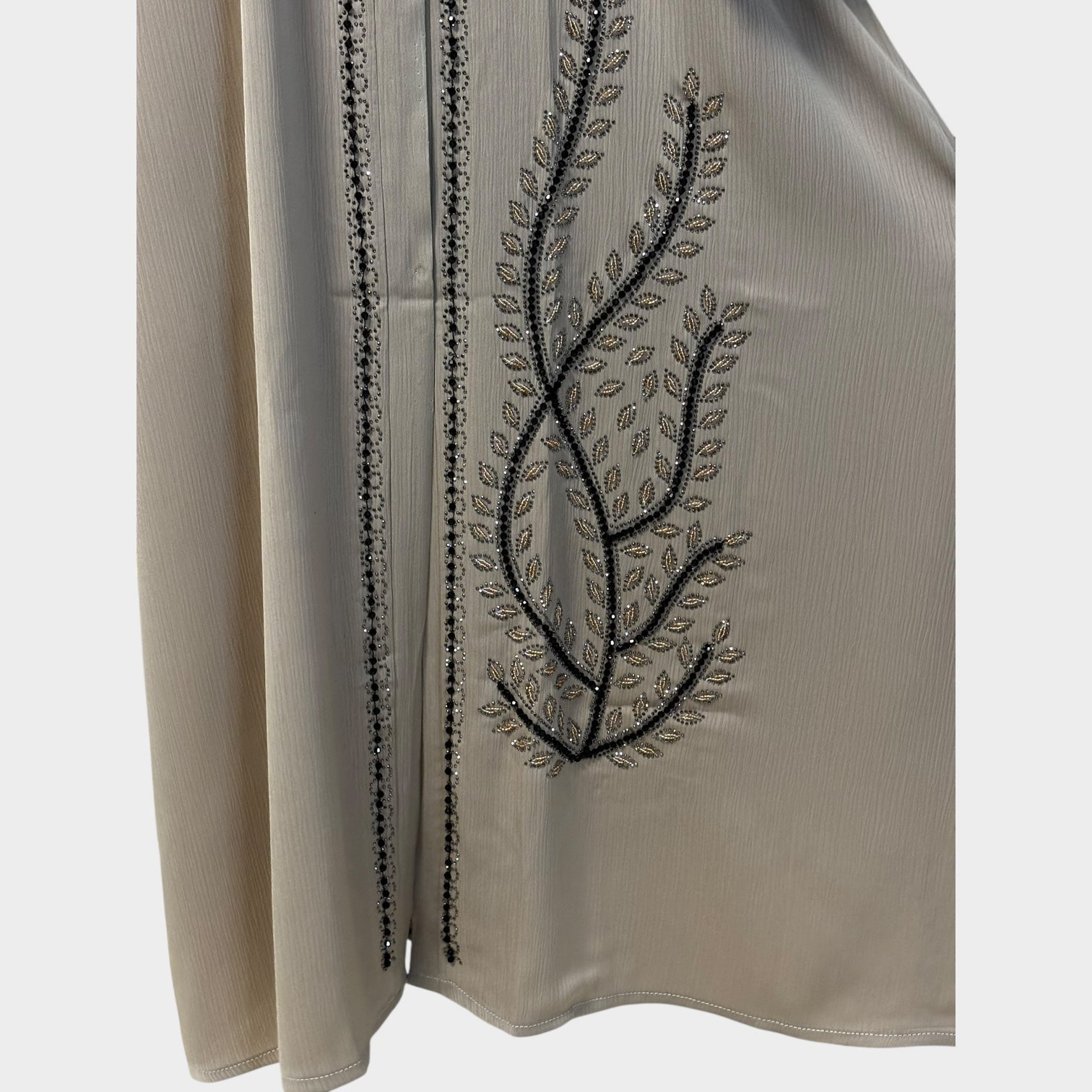 Stilvolle Abaya in Sandbeige mit kunstvoller Stickerei - Abaya Couture