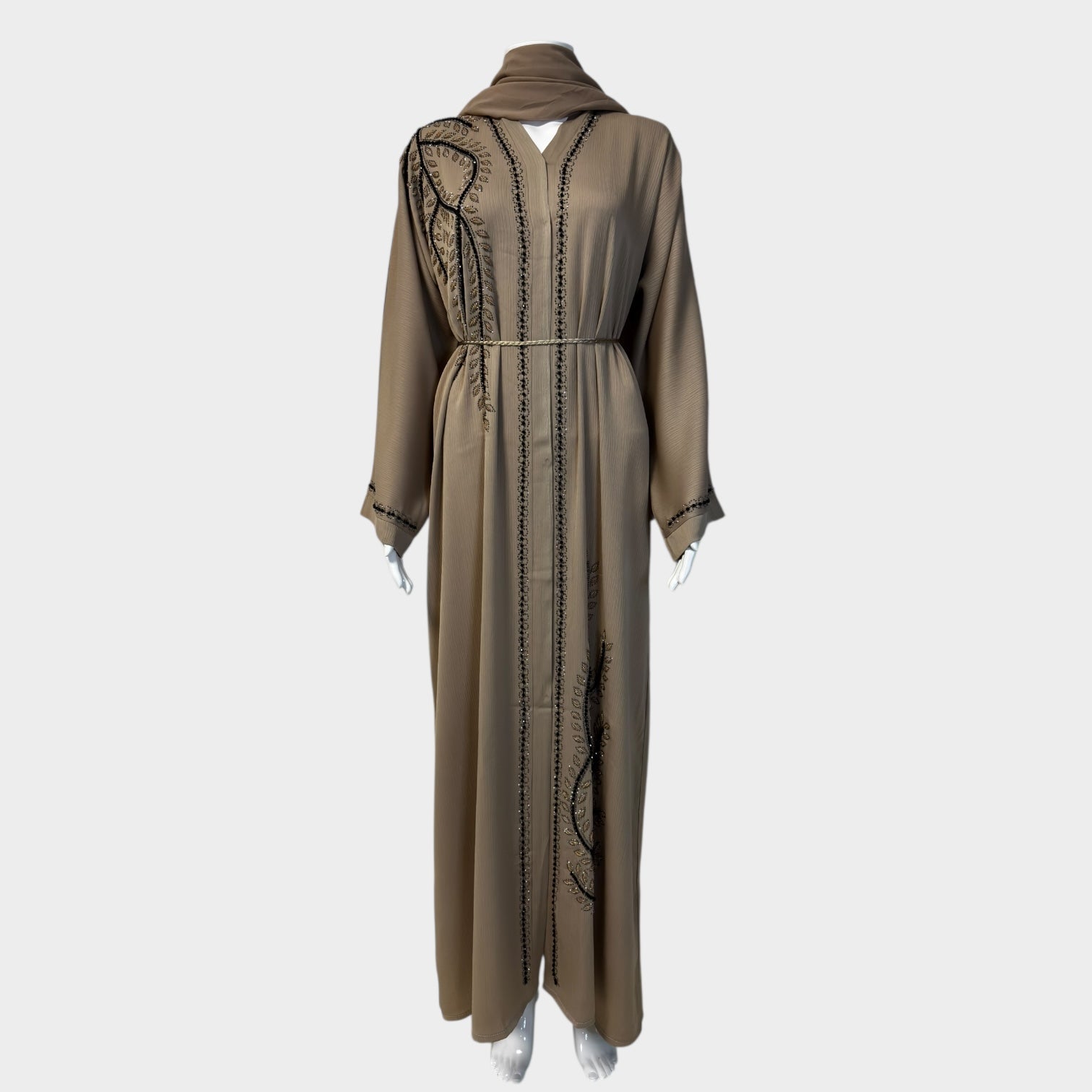 Stilvolle Abaya in Sandbeige mit kunstvoller Stickerei - Abaya Couture