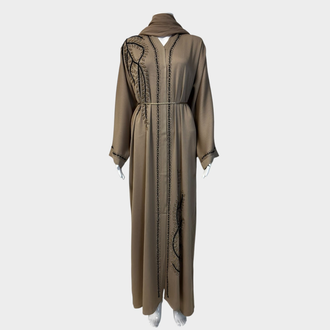 Stilvolle Abaya in Sandbeige mit kunstvoller Stickerei - Abaya Couture