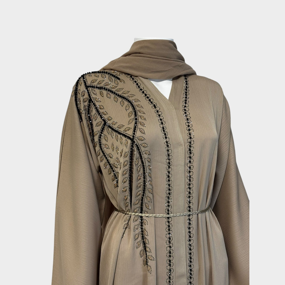 Stilvolle Abaya in Sandbeige mit kunstvoller Stickerei - Abaya Couture