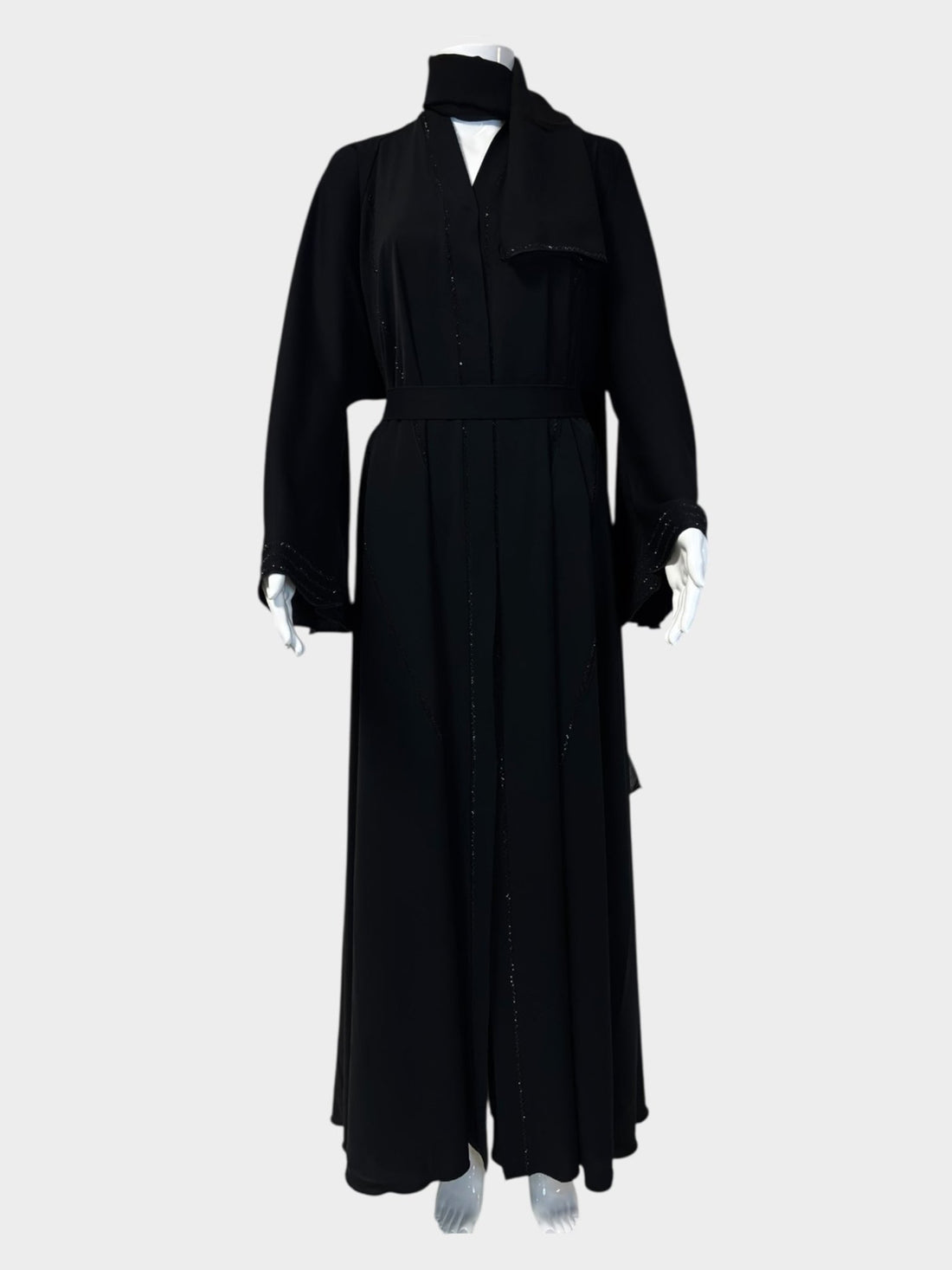 Stilvolle Abaya in Schwarz mit funkelnden Details - Abaya Couture