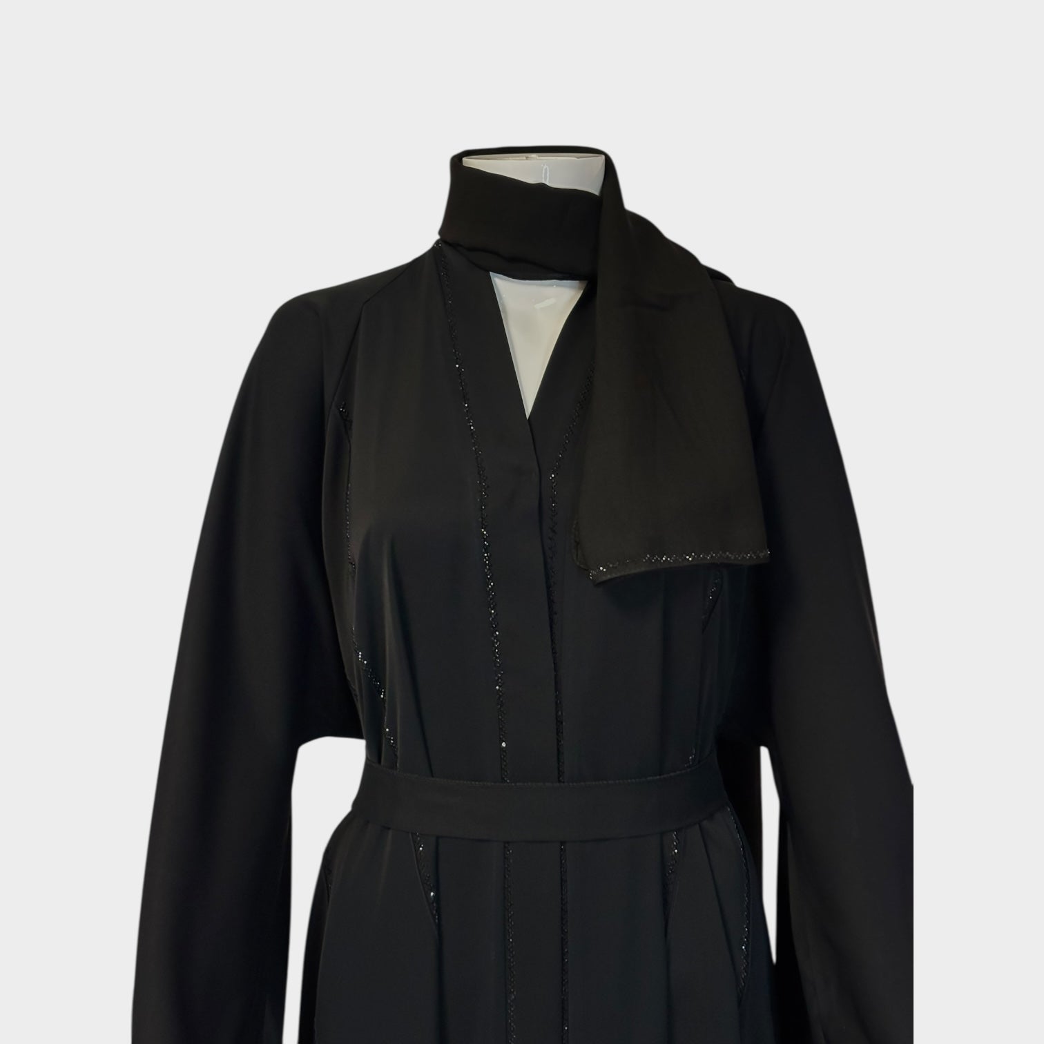 Stilvolle Abaya in Schwarz mit funkelnden Details - Abaya Couture