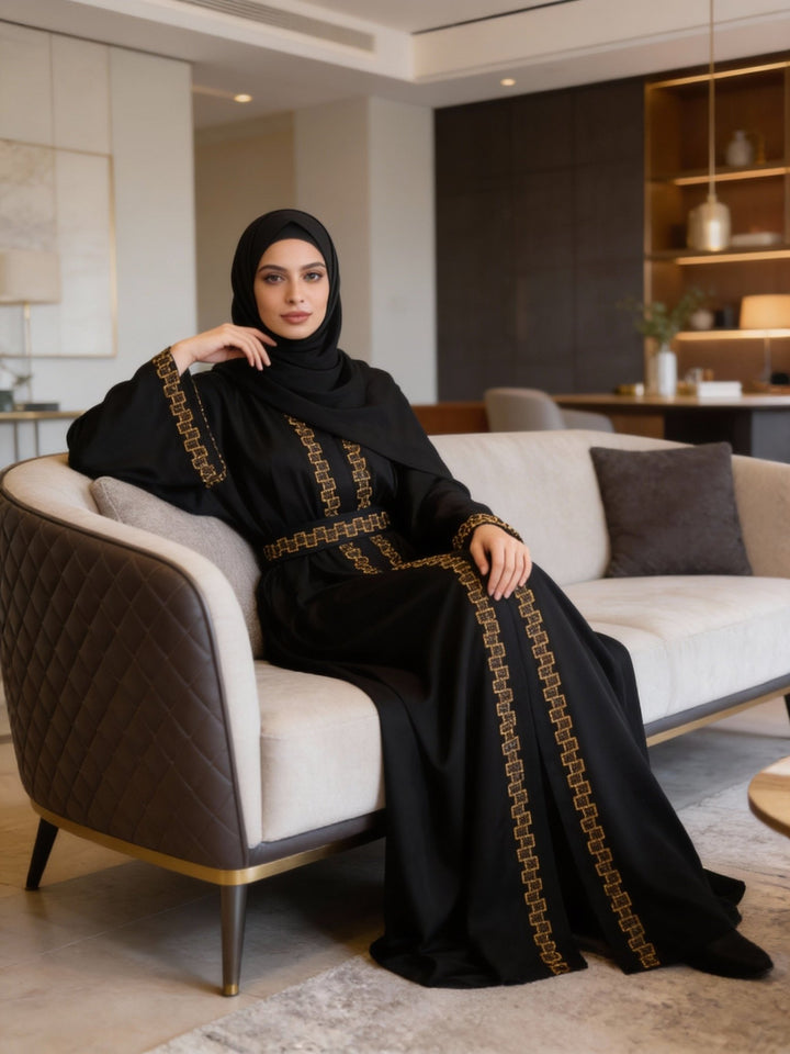 Stilvolle Abaya in Schwarz mit goldenen Akzenten und passendem Schal - Abaya Couture