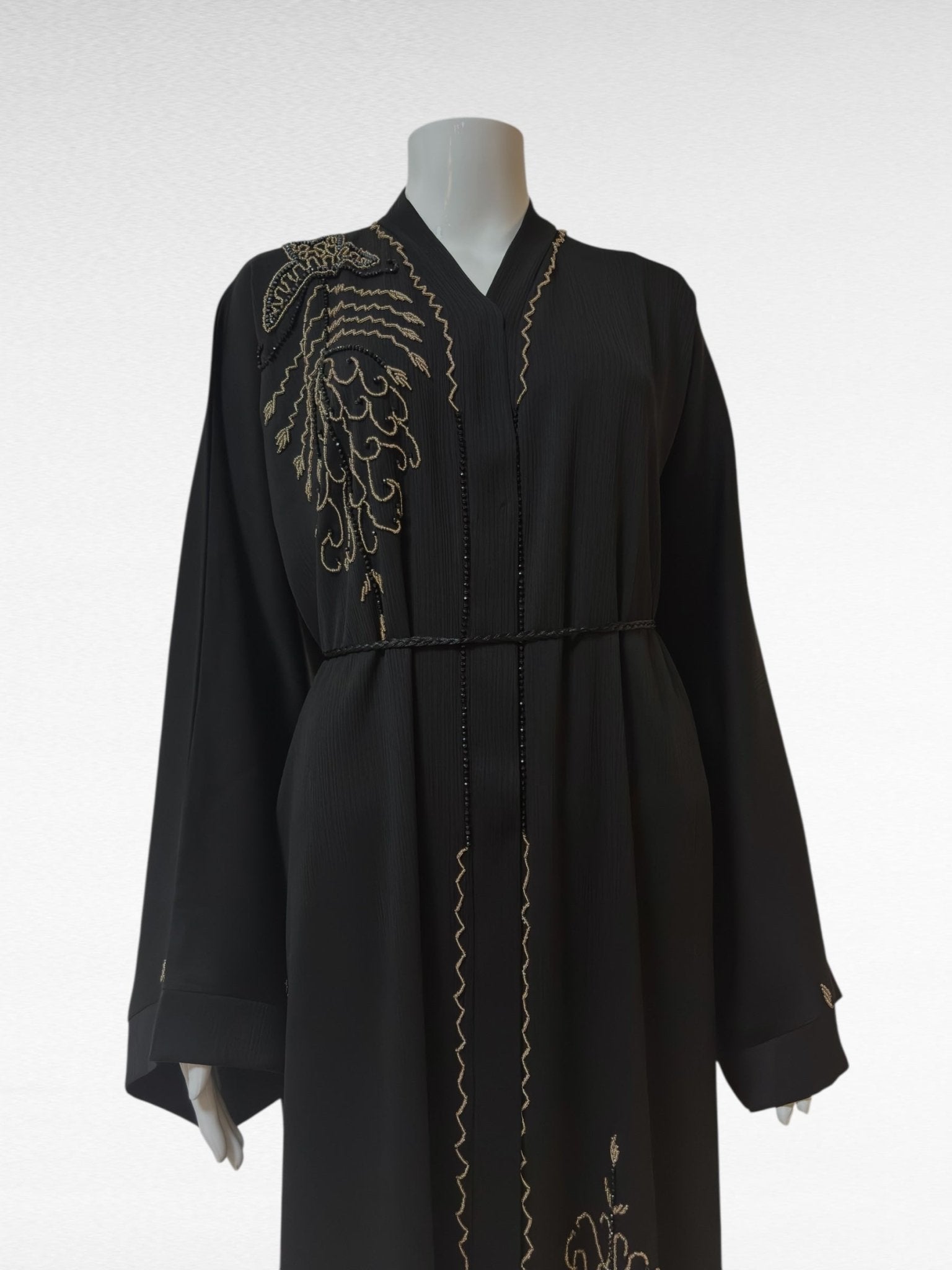 Stilvolle schwarze Abaya mit eleganter Goldstickerei - Abaya Couture