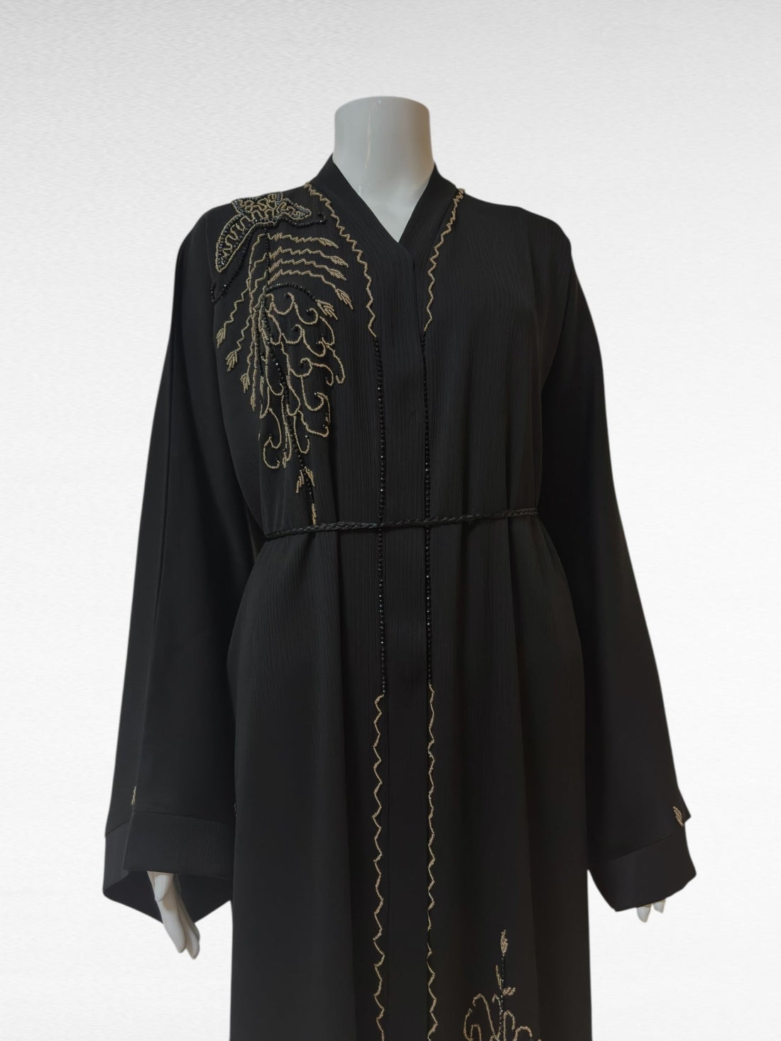 Stilvolle schwarze Abaya mit eleganter Goldstickerei - Abaya Couture