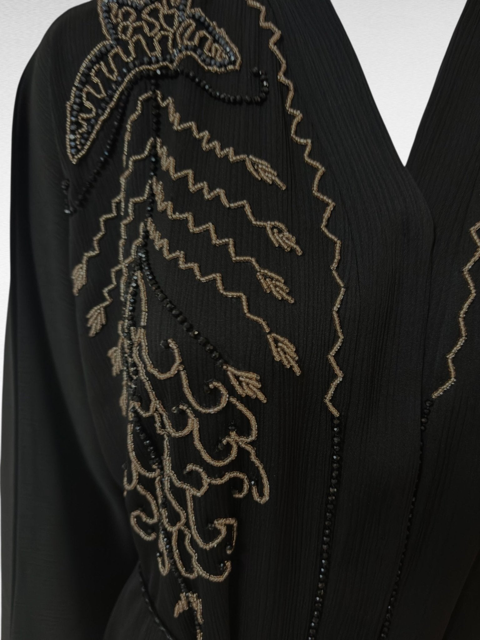 Stilvolle schwarze Abaya mit eleganter Goldstickerei - Abaya Couture