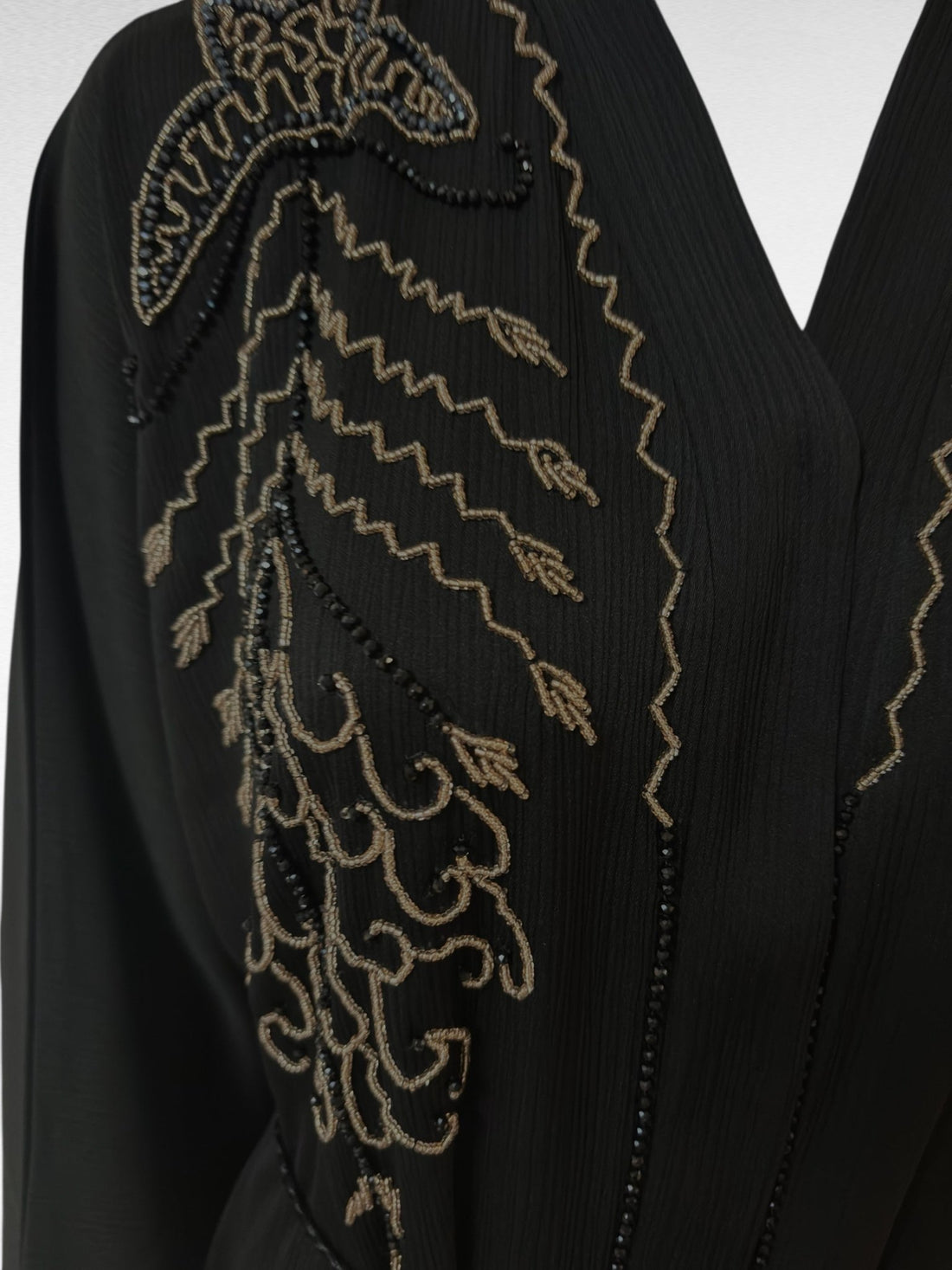 Stilvolle schwarze Abaya mit eleganter Goldstickerei - Abaya Couture
