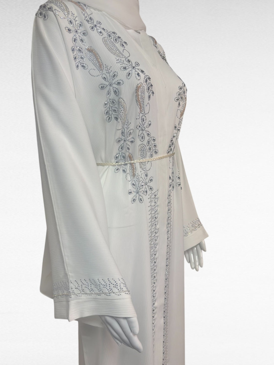 Strahlende Eleganz: Bestickte Abaya in Weiß - Abaya Couture