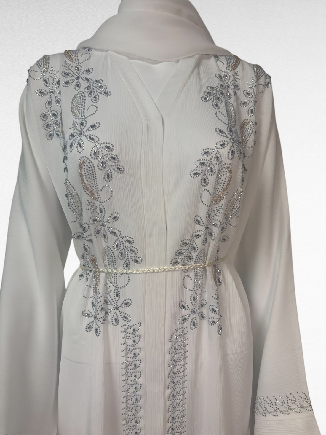 Strahlende Eleganz: Bestickte Abaya in Weiß - Abaya Couture