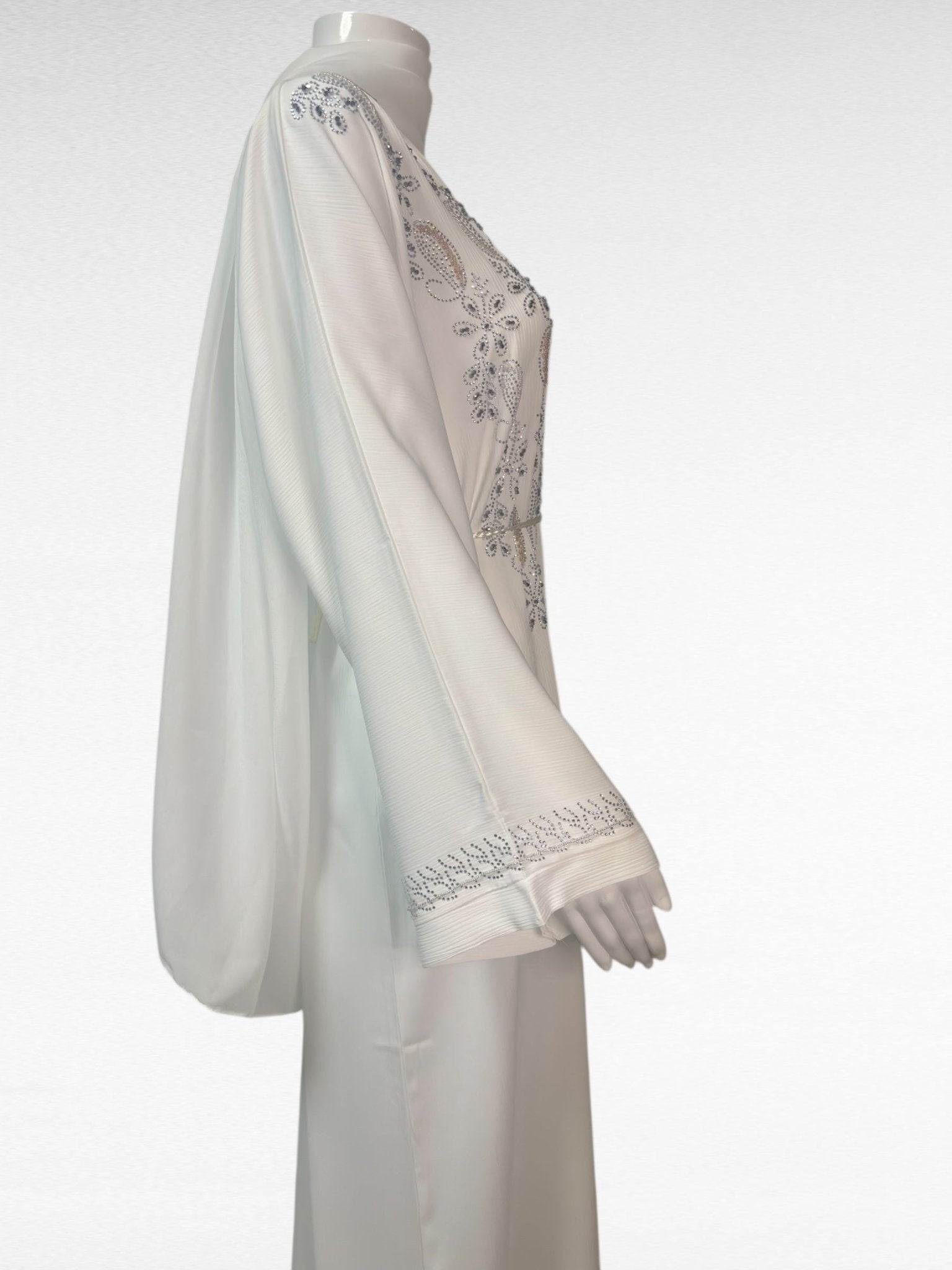 Strahlende Eleganz: Bestickte Abaya in Weiß - Abaya Couture