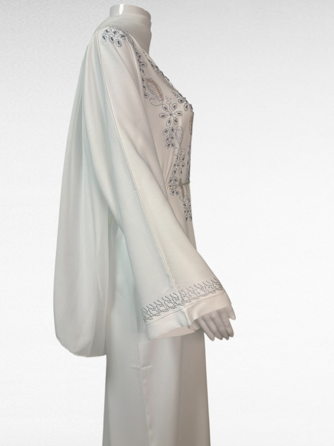 Strahlende Eleganz: Bestickte Abaya in Weiß - Abaya Couture